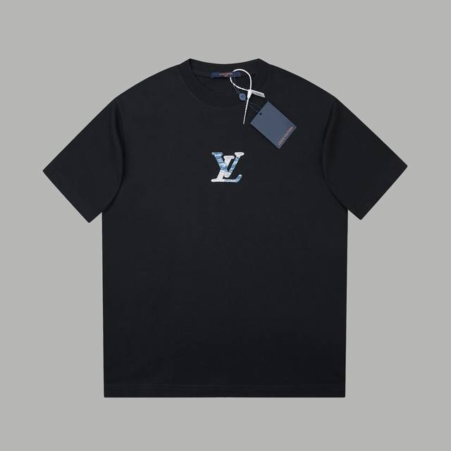 LV 25Ss早春新款 牛仔布贴布Lv字母烫钻短袖 轻奢主义 男女日常通勤穿搭必备单品 正确版本 欢迎对比 详细特征 320克 % 纯棉双纱汗布面料 同缸定染特