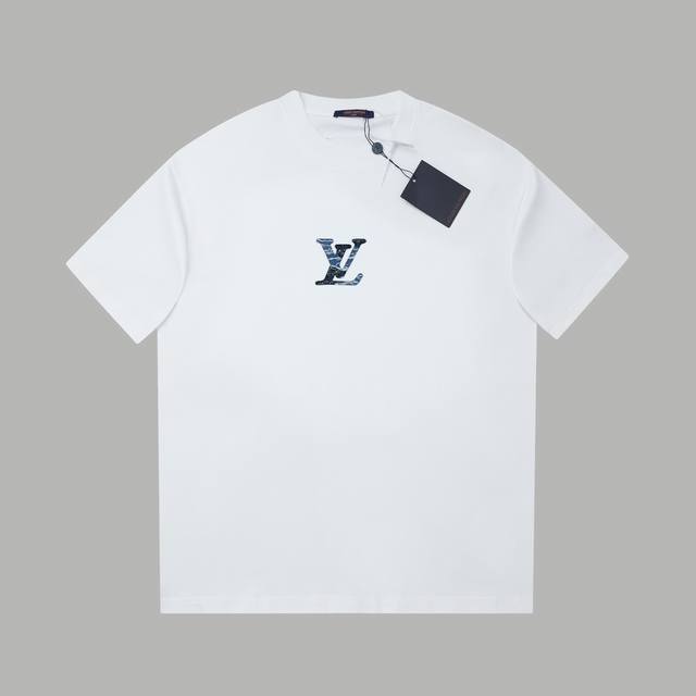 LV 25Ss早春新款 牛仔布贴布Lv字母烫钻短袖 轻奢主义 男女日常通勤穿搭必备单品 正确版本 欢迎对比 详细特征 320克 % 纯棉双纱汗布面料 同缸定染特