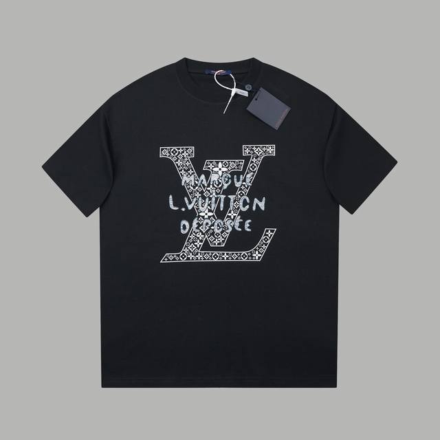 LV 25Ss早春新款 Lv字母印花烫钻短袖 轻奢主义 男女日常通勤穿搭必备单品 正确版本 欢迎对比 详细特征 320克 % 纯棉双纱汗布面料 同缸定染特种加粗