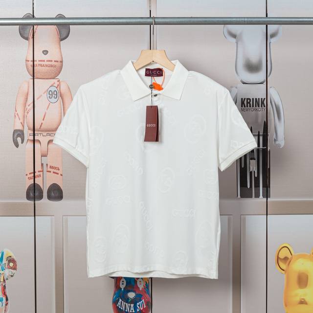 Gucci古驰布匹提花polo短袖 冰感纯棉面料 面料手感扎实 采用高工艺提花 非常有档次 贴身柔软细腻 饱满立体的胶质印花细节 非常精致 显品味 符合当下的潮