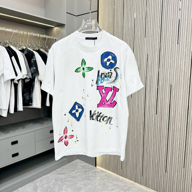 LV 驴子 25Fw春夏新款圆领T恤 采用重磅320G双纱精梳棉材质 上身立体感强 采用定点喷绘加手绘工艺 洗涤方式 面料仅限干洗或洗衣袋包裹反面冷水快速机洗晾