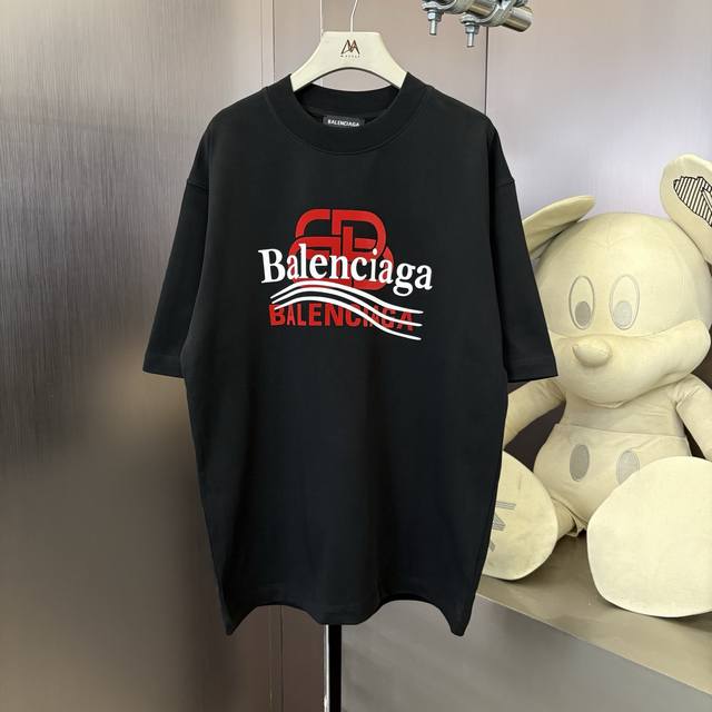 Balenciaga 春夏限定款 320克面料 定制织梦雅韵罗纹棉 质感细腻 舒适贴肤 以纯黑之色 诠释着优雅 标志性地标识跃然衣上 低调却醒目 彰显独特身份与