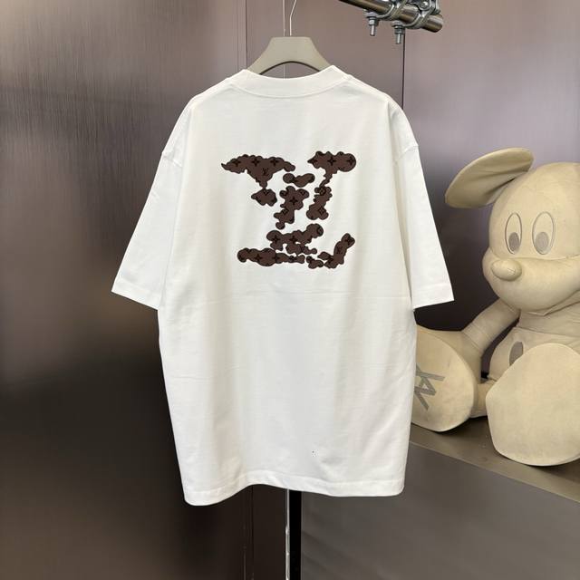 lv 的春夏限定款 定制织梦雅韵罗纹棉 质感细腻 舒适贴肤 以纯黑之色 诠释着优雅 标志性地Lv标识跃然衣上 低调却醒目 彰显独特身份与魅力 凸显肩部线条 感受