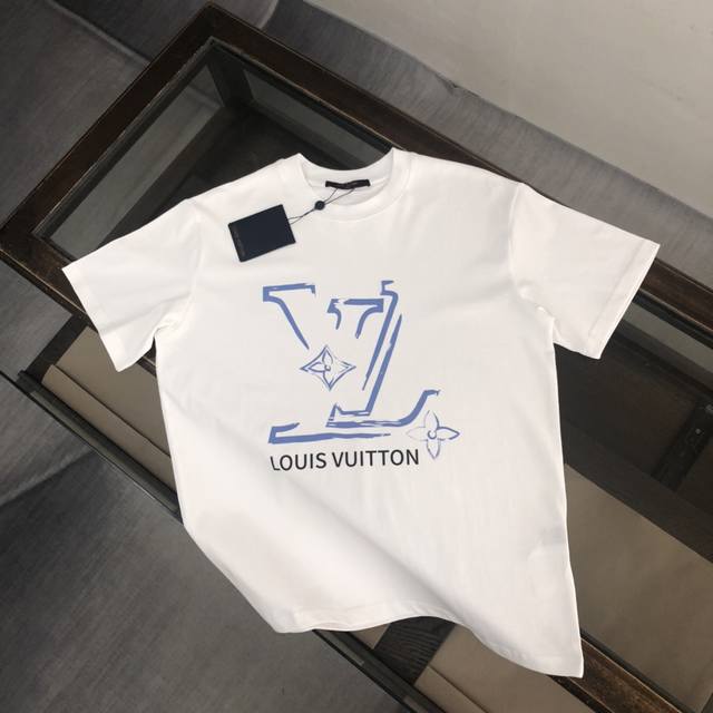 上新款号 B202 Louis Vuitton Lv 路易威登 24Ss夏季新款圆领短袖T恤 270克重磅高端纯棉面料 手感质感都极完美 修身裁剪设计干净利落