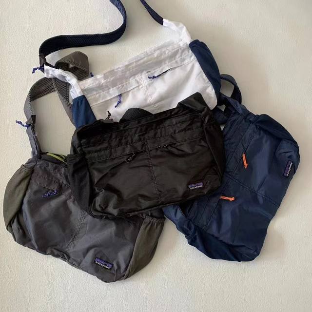上新 款号 2425款 产品名称 patagonia巴塔轻便斜挎包 patagonia 斜挎包 百搭时尚休闲邮差包 颜色 黑色 白色 灰色 蓝色 邮差包尺寸:3
