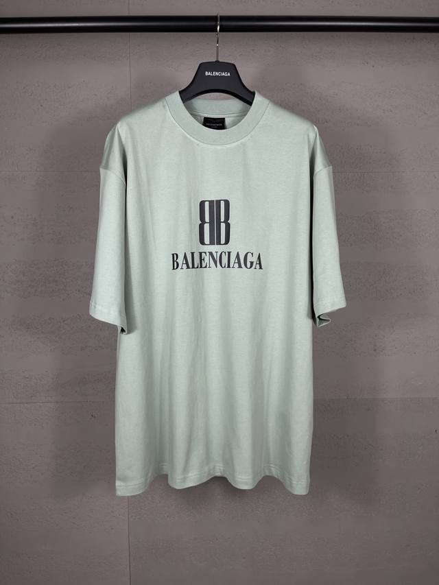 实拍图 顶级版本.官网品质 Balenci*Ga 巴黎.Ss25最新款 巴黎新Logo印花短袖T恤.砖柜同步.第一时间正品研制 欢迎对比 面料采用巴黎Zp定织定