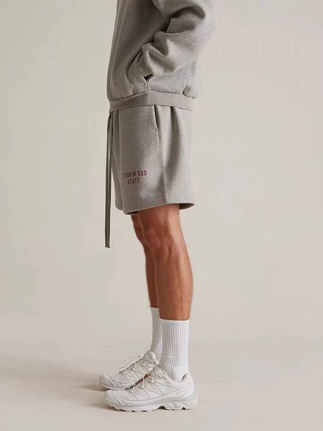 爆款模特图 Fear Of God Essentials Fall24 Back To School 系列 Fleece Soccer Short 字母印花中腰