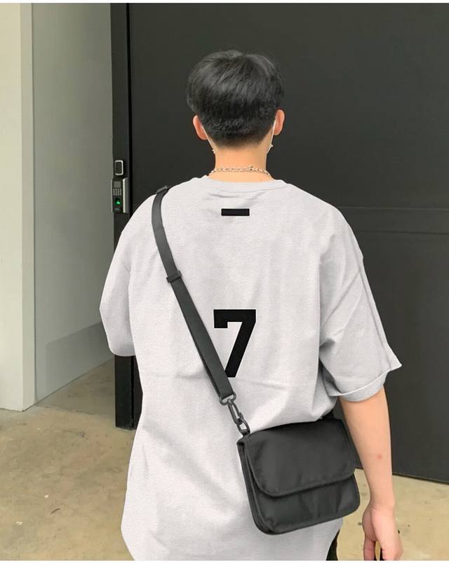 爆款模特图 顶级版本Fear Of God Fog第七季主线后背数字富贵纯棉植绒7字母印花短袖T恤 采用定织定染双纱平纹 表面全部经过除毛处理 上身爽滑 面料全