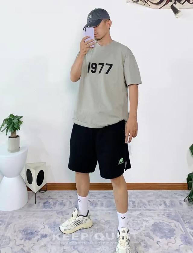 爆款模特图 顶级新款Fear Of God Essentials Fog复线 男女情侣明星同款短袖T恤纯棉宽松 1977系列 1977是Jerry的出生年份 1