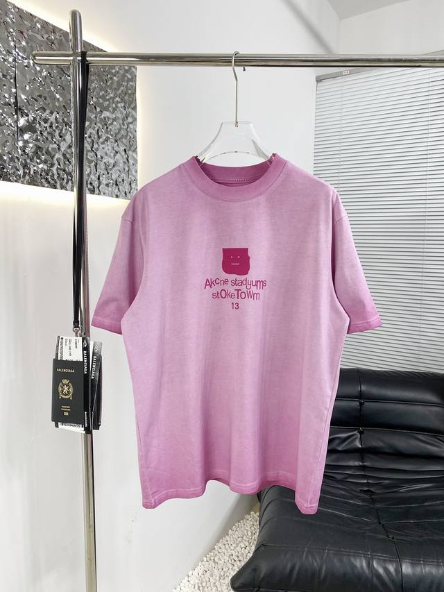 高品质 Acne25Ss新款炒色做旧短袖 面料采用高克重布料 280克双纱面料 100%纯棉高端品质 版型宽松 水洗炒色效果很赞 三标齐全 时尚达人必备款 男女