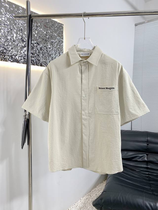 高品质 Margiela马吉拉25Ss春夏新款衬衫 面料采用独特砂洗质感面料 纹理细腻 凉感透气 亲和肌肤 宽阔直身剪裁 外翻折叠内饰色织条纹 整体造型简洁大气