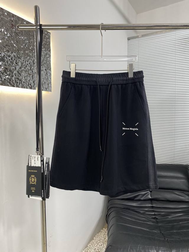 高品质 Margiela马吉拉25Ss春夏新款短裤 面料采用精选棉感面料 手感柔软细腻 亲和肌肤 松紧裤腰穿脱更便捷 成衣喷色设计 休闲运动百搭款 后背双口袋设