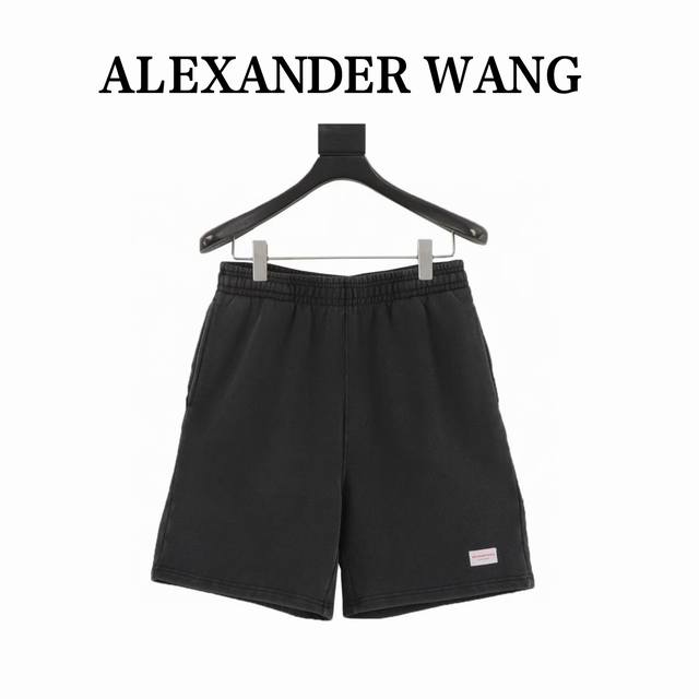 alexander Wang 亚力山大王 纯色小标短裤 无疑是时尚圈的当红小生之一 善于塑造年轻人的心 自由简约的生活方式和顺应潮流的元素深受明星达人的追捧 亚