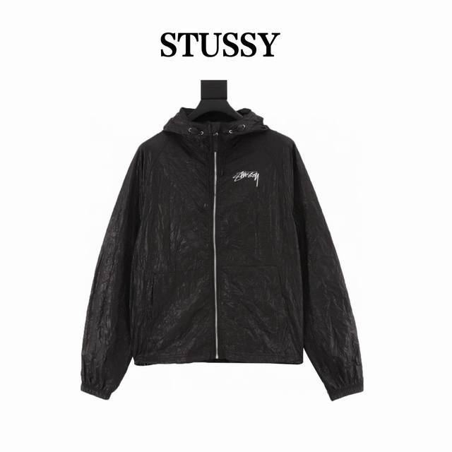 stussy 斯图西复古 褶皱纹外套防晒拉链连帽夹克皮肤衣 软壳面料夹克采用Majotech超轻再生尼龙制成 具有久抗皱效果 左胸和后背印有Stussy光滑商标