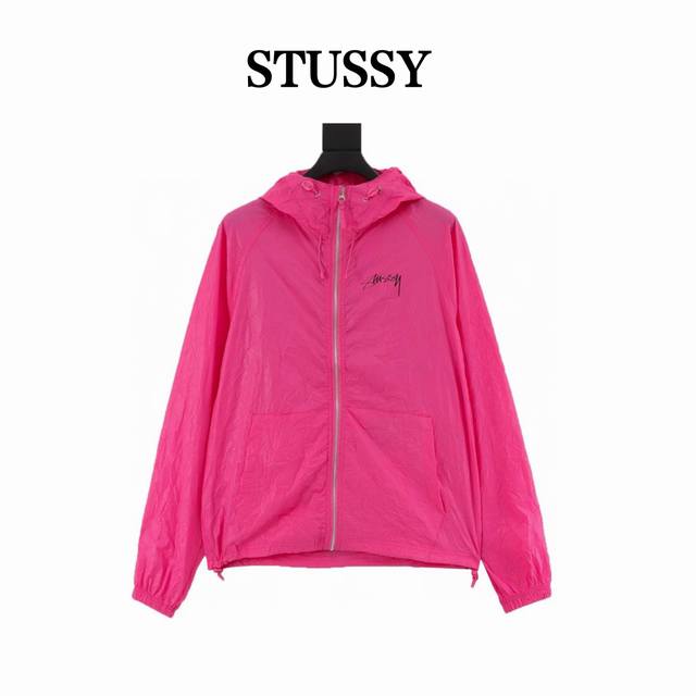 stussy 斯图西复古 褶皱纹外套防晒拉链连帽夹克皮肤衣 软壳面料夹克采用Majotech超轻再生尼龙制成 具有久抗皱效果 左胸和后背印有Stussy光滑商标