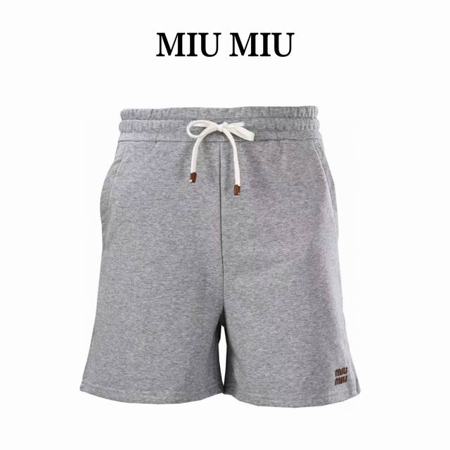 miu Miu缪缪Mm 皮字抽绳百慕大短裤 原版杭州国专9650购入 面料采用420克高品质全棉材质 原版开模皮革刺绣徽标 原版开模定染抽绳 定制辅料 做工细节