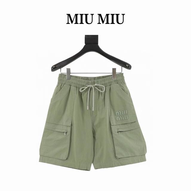 miumiu 缪缪 刺绣徽标工装短裤 面料采用360克梭织面料 订染颜色后整蚀毛处理 对照原版做丝滑超柔处理 布面肌理股线清晰明显 垂感一级棒 做工精致都到达外