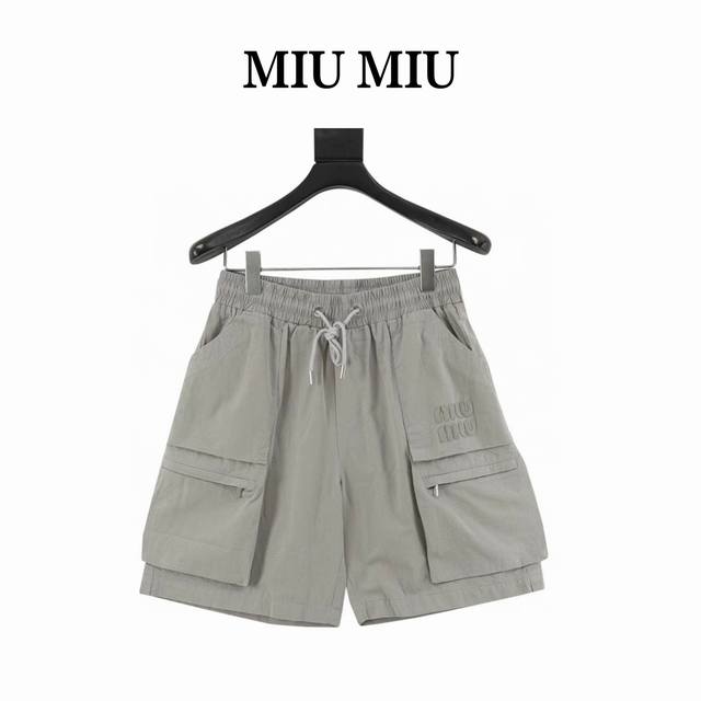 miumiu 缪缪 刺绣徽标工装短裤 面料采用360克梭织面料 订染颜色后整蚀毛处理 对照原版做丝滑超柔处理 布面肌理股线清晰明显 垂感一级棒 做工精致都到达外