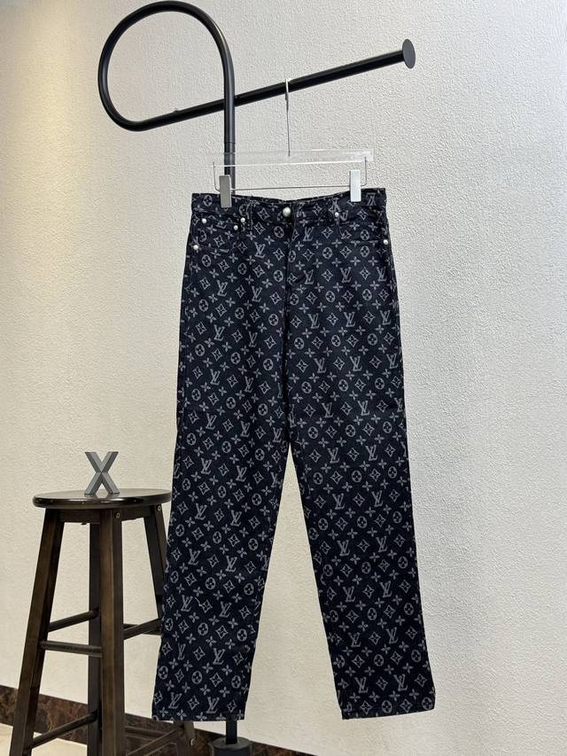 款号X131 lv路易威登经典满印老花Logo直筒牛仔裤 男女同款 三标齐全 区别市场通货 随意对比 炒色水洗裤身对花位剪裁缝纫 采用具有光泽感的丝光绣线 由意