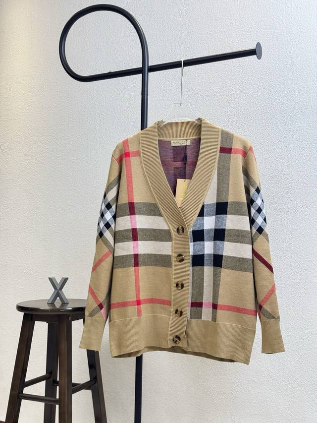 款号X122 burberry巴宝莉经典格子针织开衫长袖毛衣 男女同款 三标齐全 区别市场通货 随意对比 采用2 40百分百精棉编织纱线羊绒面料 颜色对原版染色