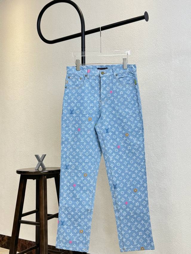 款号X120 lv路易威登彩虹满印Logo贴标水洗直筒牛仔裤 男女同款 三标齐全 区别市场通货 随意对比 炒色水洗裤身对花位剪裁缝纫 采用具有光泽感的丝光绣线