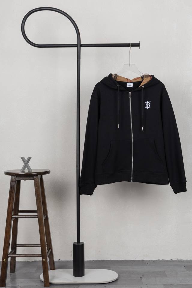 款号Xb062 burberry 巴宝莉胸口刺绣格子连帽拉链卫衣 黑灰双色 面料采用400克毛圈高克重95棉5氢纶1 1双纱洗一辈子都不会变形的 男女同款 官网