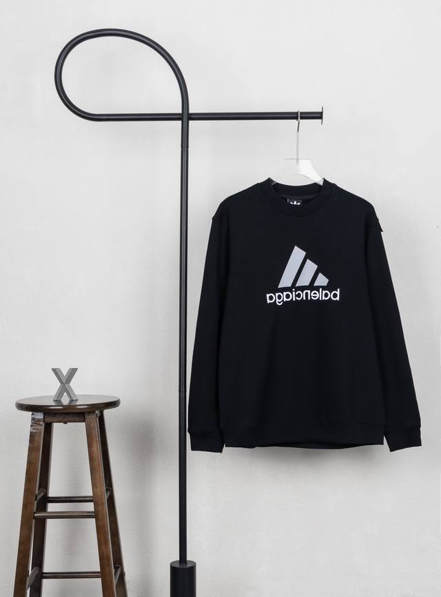 款号Xb42 巴黎Ad联名Logo字母刺绣肩标圆领卫衣 黑白藏三色 面料采用400克毛圈高克重95棉5氢纶1 1双纱洗一辈子都不会变形的 男女同款 官网细节一致