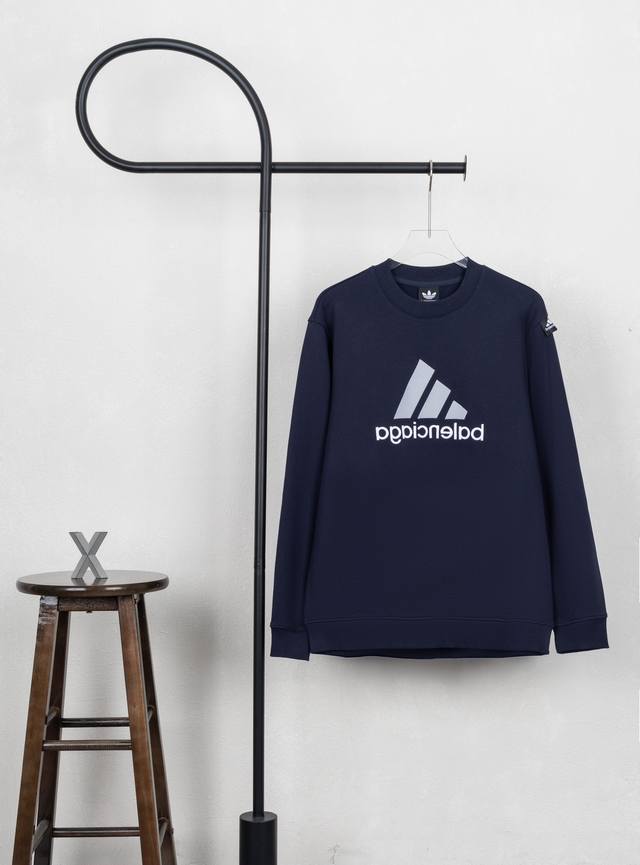 款号Xb42 巴黎Ad联名Logo字母刺绣肩标圆领卫衣 黑白藏三色 面料采用400克毛圈高克重95棉5氢纶1 1双纱洗一辈子都不会变形的 男女同款 官网细节一致