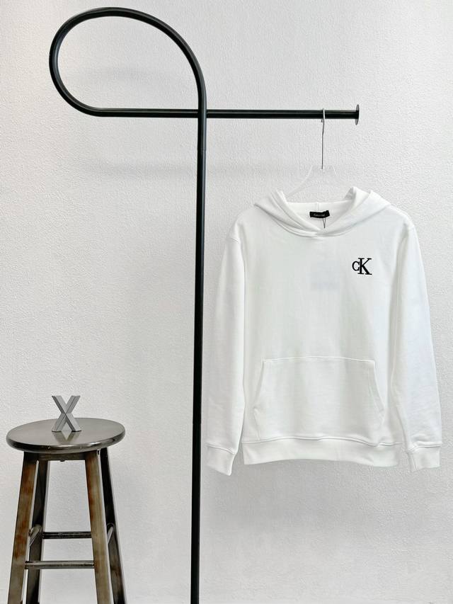 款号Xb47 ck胸口小标帽子大标刺绣口袋连帽卫衣 黑白双色 面料采用400克毛圈高克重95棉5氢纶1 1双纱洗一辈子都不会变形的 男女同款 官网细节一致 全套