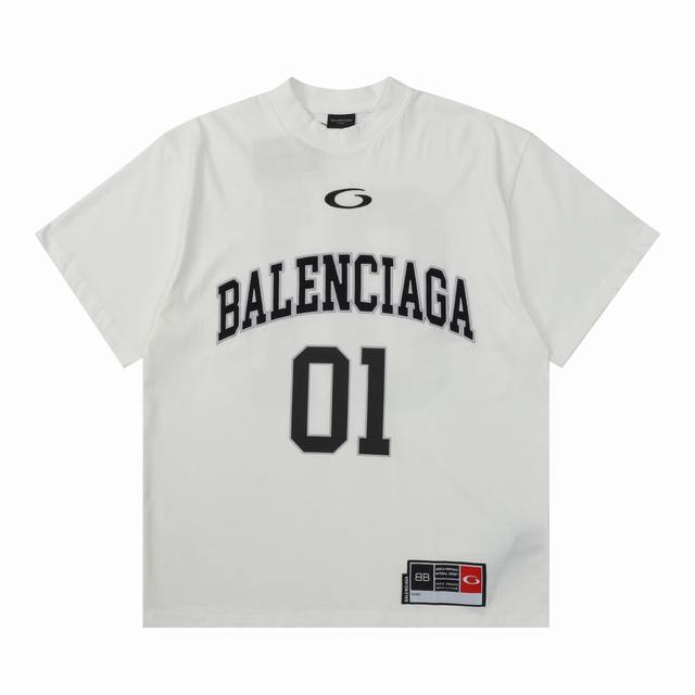 balenciag* 巴黎世家 25春夏新款 篮球系列曼联01号球衣短袖 衣服采用了运动装风格 胸前贴布绣花+印花工艺 两侧印有号码 上身辨识度高 码数Xs-L