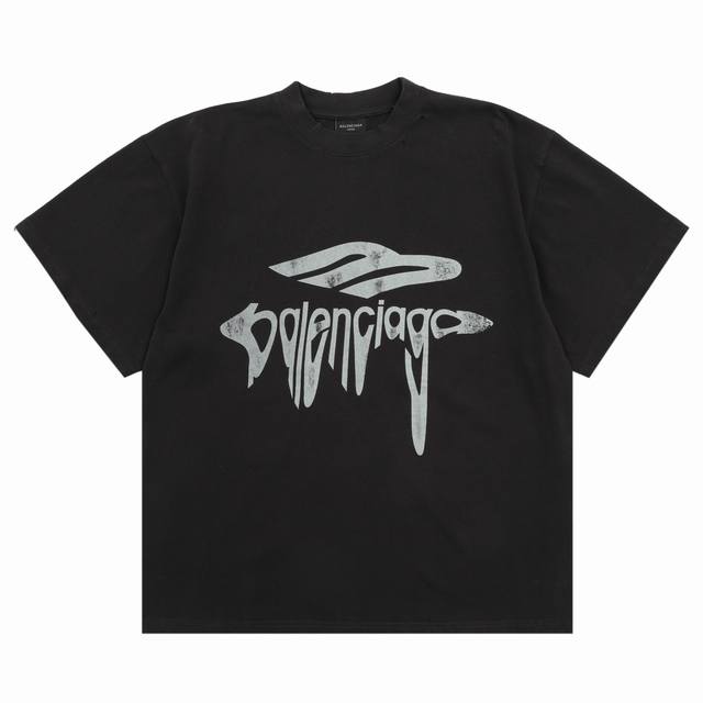 balenciag* 巴黎世家 融化字母印花短袖 衣服采用特定重磅230G精梳棉平纹面料 胸前印花颜料渗透到织物的纤维中 色浆粘度高 衣服领口袖口均磨边做旧处理