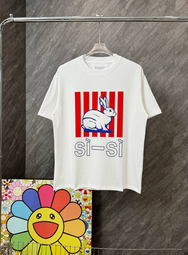 款号 G149 bv大白兔Sisi印花圆领短袖 面料采用32支双纱280克高克重纯棉面料 同缸定织定染原版同色螺纹 进口机器白墨直喷印花工艺 内里包边包条做工高