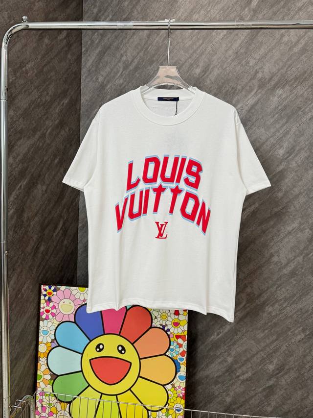 款号 G145 lv 红标字母植绒发泡圆领短袖 louisvuitton官网Zp同步新款T恤 面料采用32支双纱280克高克重纯棉面料 同缸定织定染原版同色螺纹