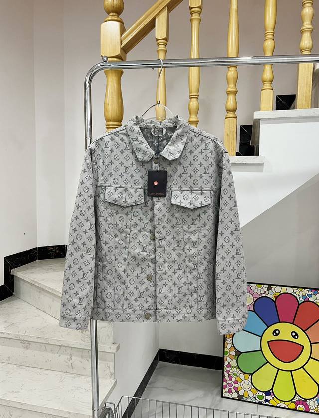 款号 W802 lv路易威登满印提花牛仔外套 louisvuitton专柜同步外套 经典满印设计字母Logo 定制全棉牛仔面料 提花工艺 高克重面料经过特殊洗水