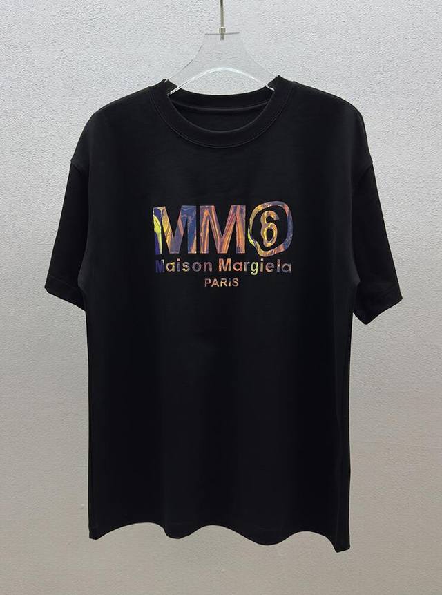 独家新款 Mm6圆领短袖T恤 M字母 采用幻彩变色工艺 效果杠杠的 面料定制定染 300克100%纯棉短袖 手感非常舒服 超级百搭好看的一款短袖 品质绝对保证