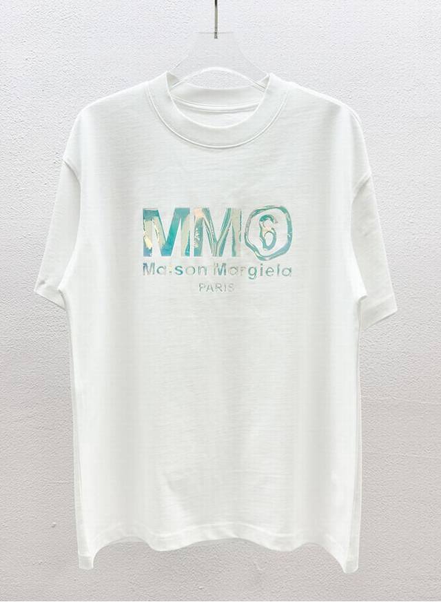 独家新款 Mm6圆领短袖T恤 M字母 采用幻彩变色工艺 效果杠杠的 面料定制定染 300克100%纯棉短袖 手感非常舒服 超级百搭好看的一款短袖 品质绝对保证