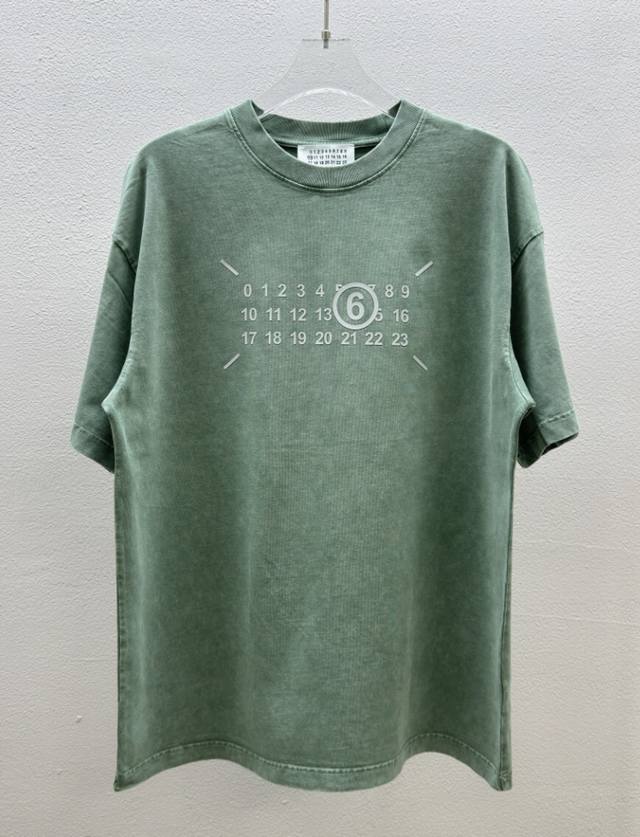 Madison Margiela马吉拉 新款圆领短袖T恤 日历数字立体硅胶工艺 面料定制定染 280克 100%纯棉 洗水渐变 炒雪花 经典圆领设计