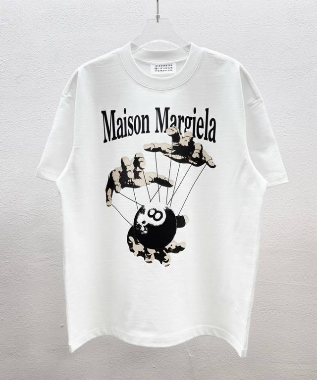 Madison Margiela马吉拉 新款圆领短袖T恤 手指舞拉丝效果 数码直喷印花字母Logo 艺术感十足 面料定制定染 300克重 100%纯棉 经典圆领