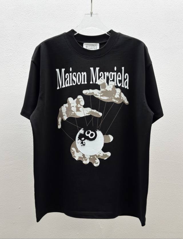 Madison Margiela马吉拉 新款圆领短袖T恤 手指舞拉丝效果 数码直喷印花字母Logo 艺术感十足 面料定制定染 300克重 100%纯棉 经典圆领