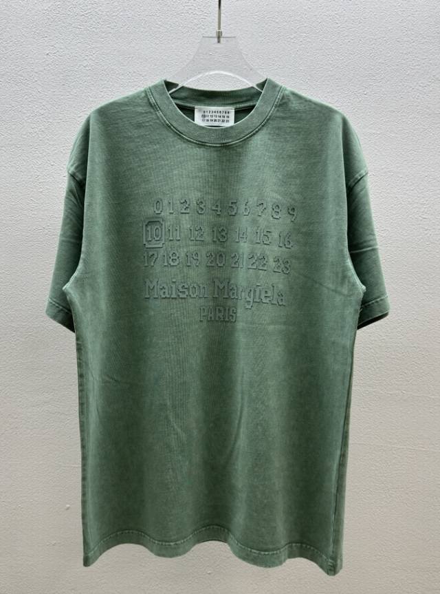 Madison Margiela马吉拉 新款圆领短袖T恤 日历字母立体硅胶工艺 面料定制定染 280克 100%纯棉 洗水渐变 炒雪花 经典圆领设计