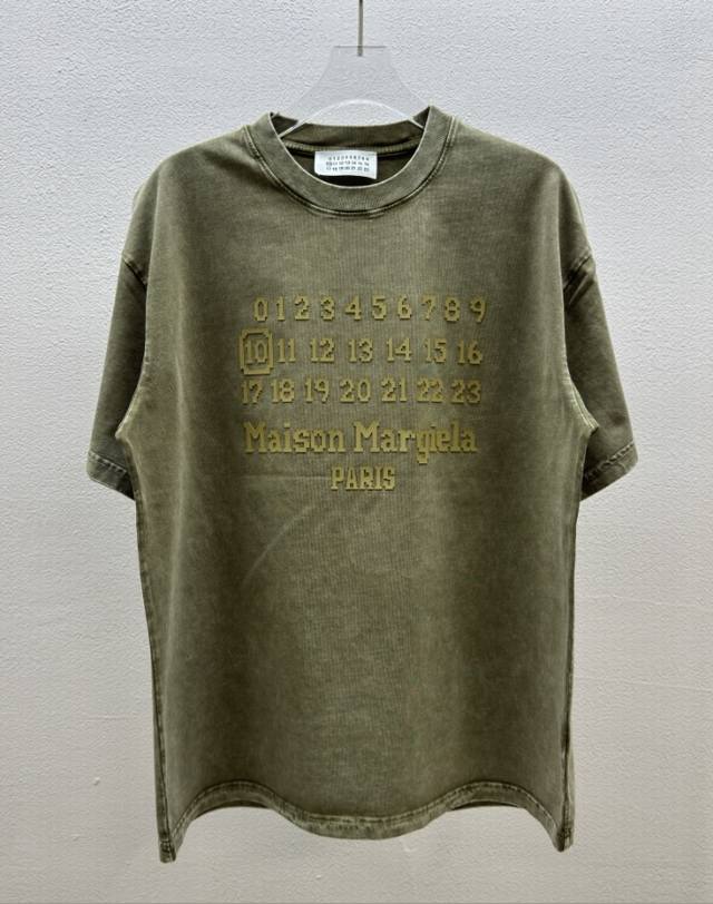 Madison Margiela马吉拉 新款圆领短袖T恤 日历字母立体硅胶工艺 面料定制定染 280克 100%纯棉 洗水渐变 炒雪花 经典圆领设计