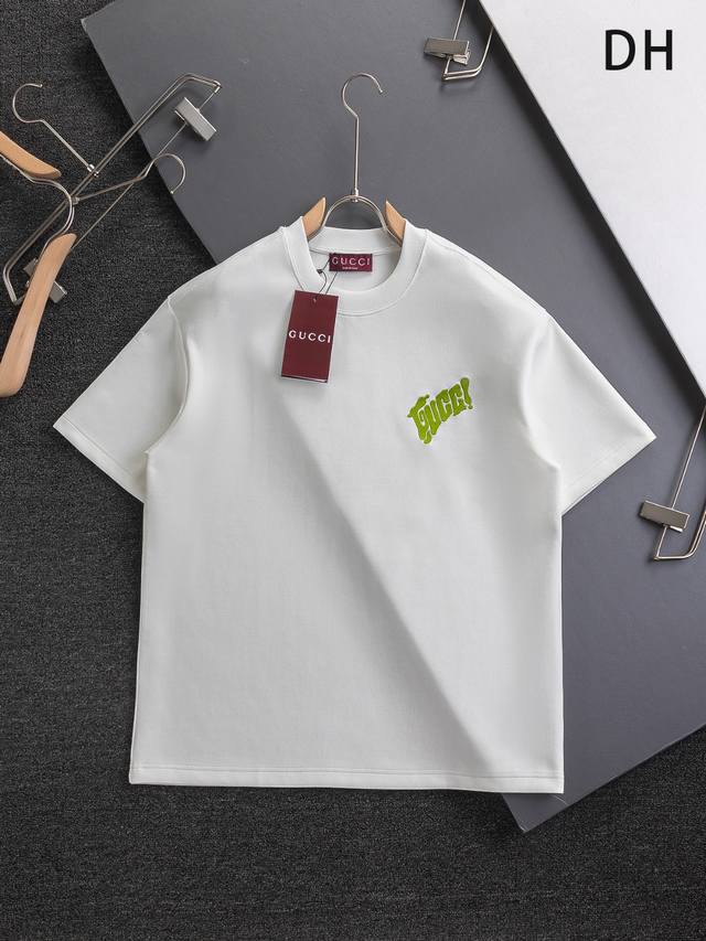 Gucci 古驰 酷奇 Gucci 微宽版型 S-Xl 25Ss Gucci 独家定制 专柜同款 胸口简约字母刺绣Logo 后幅大Logo印花 显得更加靓丽精美