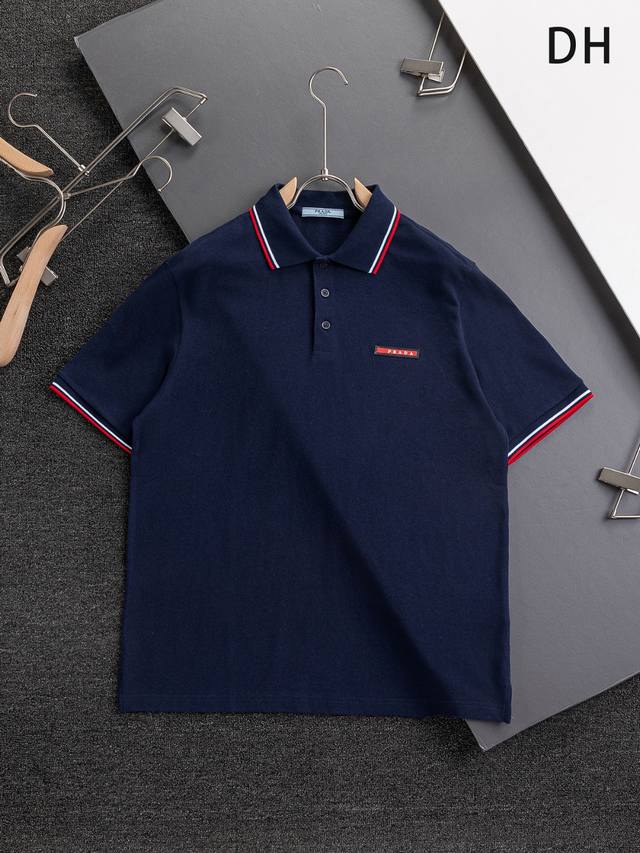 prada 普拉达 三角标 高版本 微宽版型S-Xl prada 25Ss春夏新品专柜款 超薄爆款 胸口字母红色胶条polo衫短袖T恤 休闲短袖 这款T恤融运动