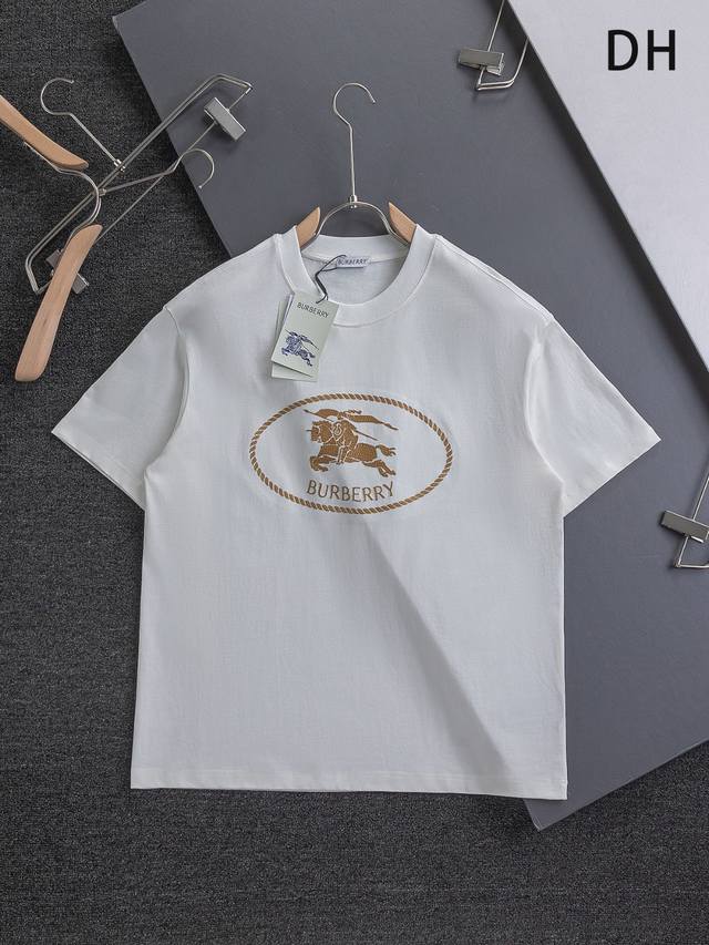 Burberry Bbr 巴宝莉 微宽版型S-Xl bbr 25Ss新款独家限定 专柜最新款 胸前战马十字绣椭圆形刺绣精美工艺 320克洗水面料T恤作为奢侈界的