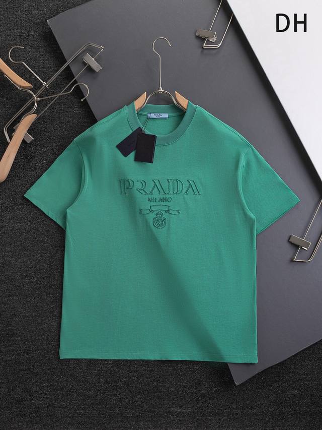 prada 普拉达 三角标 高版本 微宽版型S-Xl 25Ss春夏热卖新款 胸前镂空字母图腾刺绣短袖T恤 这款T恤融运动风极简主义设计和精美细节于一身 拼接了进