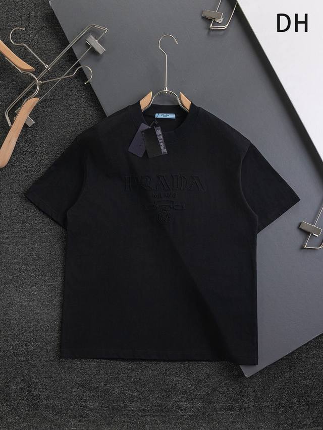 prada 普拉达 三角标 高版本 微宽版型S-Xl 25Ss春夏热卖新款 胸前镂空字母图腾刺绣短袖T恤 这款T恤融运动风极简主义设计和精美细节于一身 拼接了进