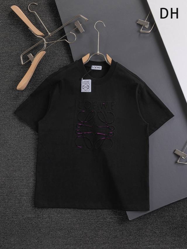 Loewe 罗意威 高版本 微宽版型S-Xl 罗意威25Ss 新品官网同步发售 胸前切割字母贴布大Logo刺绣多重重工艺 男女同款 短袖不在千篇一律的大众脸 而