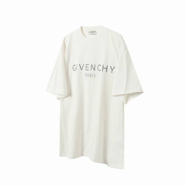 C05 givenchy 纪梵希 反光Logo印花短袖 采用胶浆印花 加入荧光粉 使用胶浆液体涂料在织物上打印图案 烘烤织物以固定印刷图案 在胶印过程中加入荧光