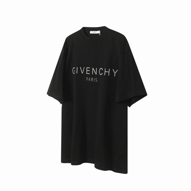 C05 givenchy 纪梵希 反光Logo印花短袖 采用胶浆印花 加入荧光粉 使用胶浆液体涂料在织物上打印图案 烘烤织物以固定印刷图案 在胶印过程中加入荧光