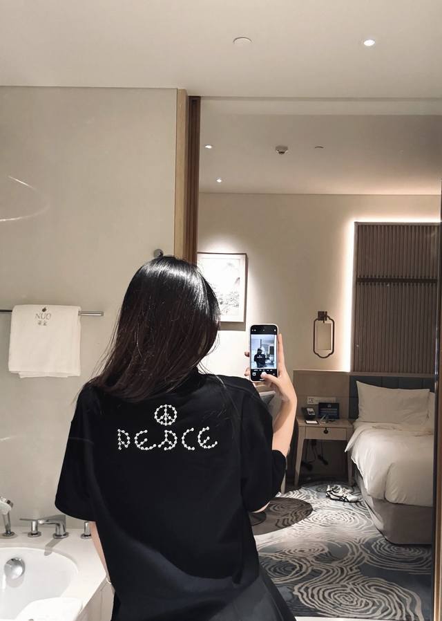 模特图组 款号 Dc92# goodbrand珍珠亮片烫钻字母短袖T恤 280克纯棉双砂面料 原版原标 最大可穿200斤 所有面料均已提前做过缩水 品质第一 所